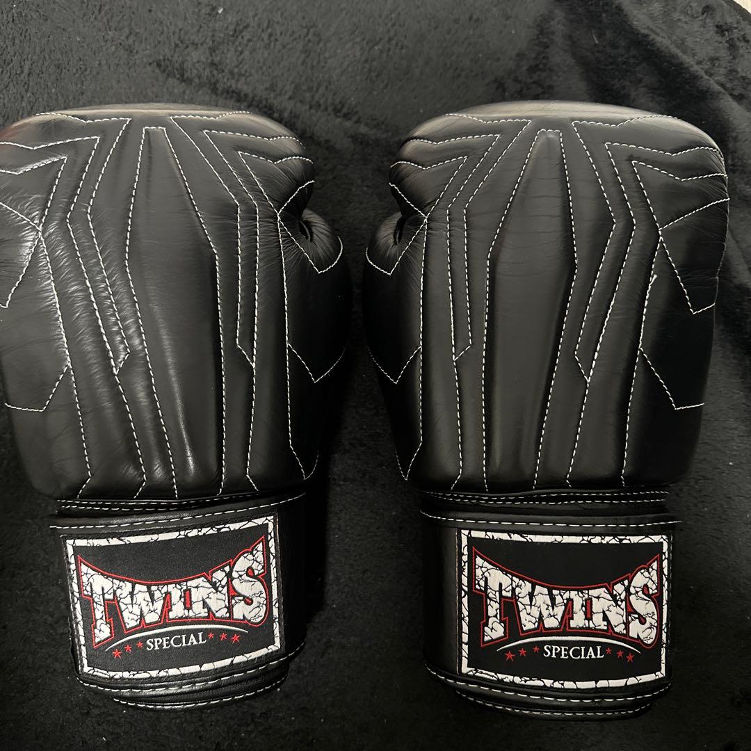 twins グローブ　黒　14オンス