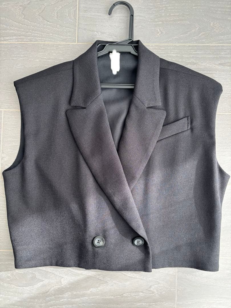 【cygne パワショルショート丈ジレ Patric black】