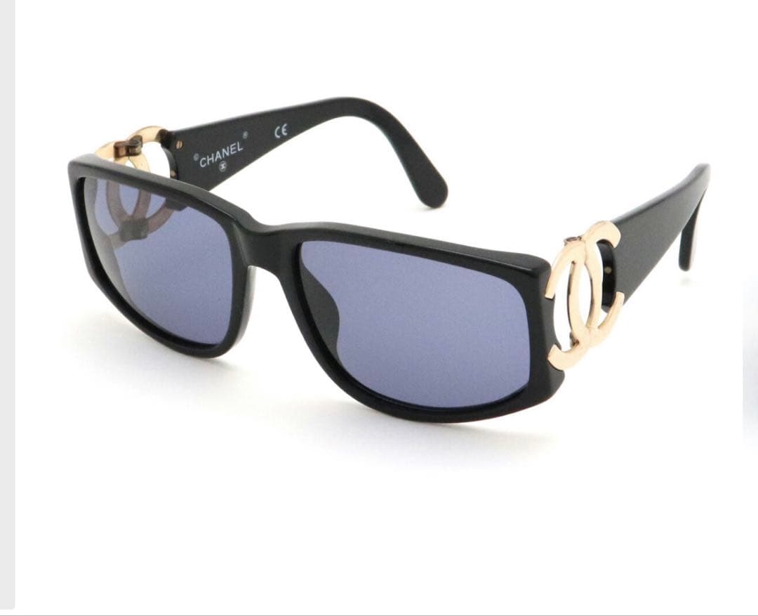 CHANEL ブラック＆ゴールドサングラス グレーのレンズ