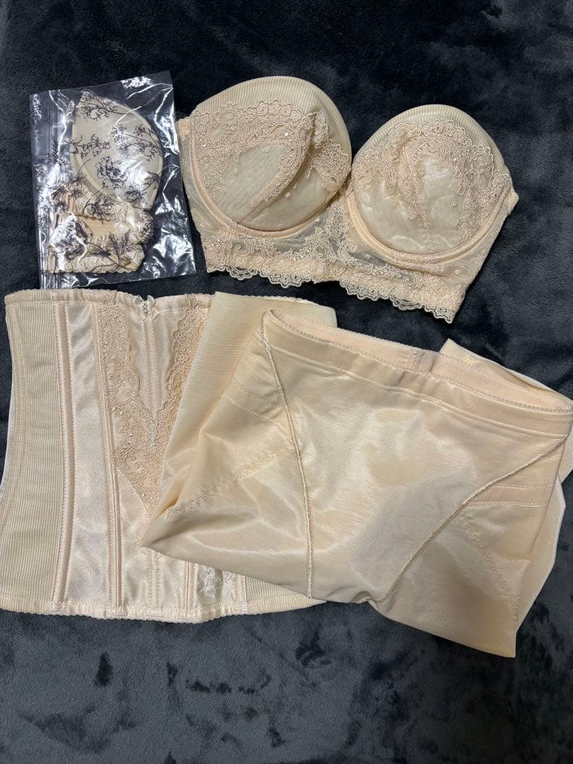 FOUR SIS&CO ブライダルインナー