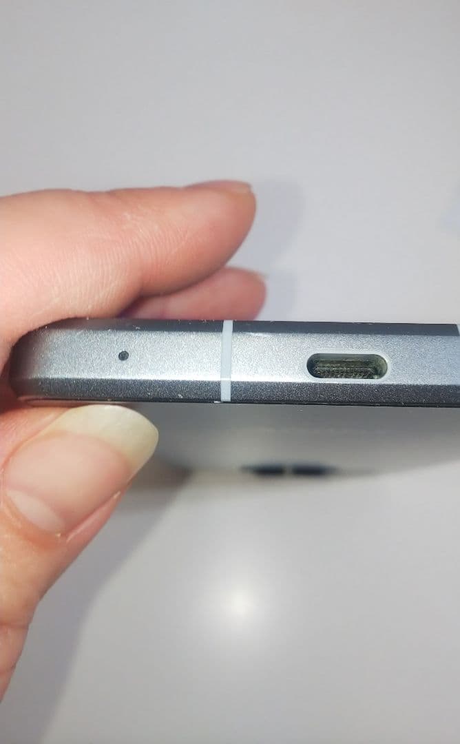 AQUOS R8 docomo ブルー 本体 1/31まで割引