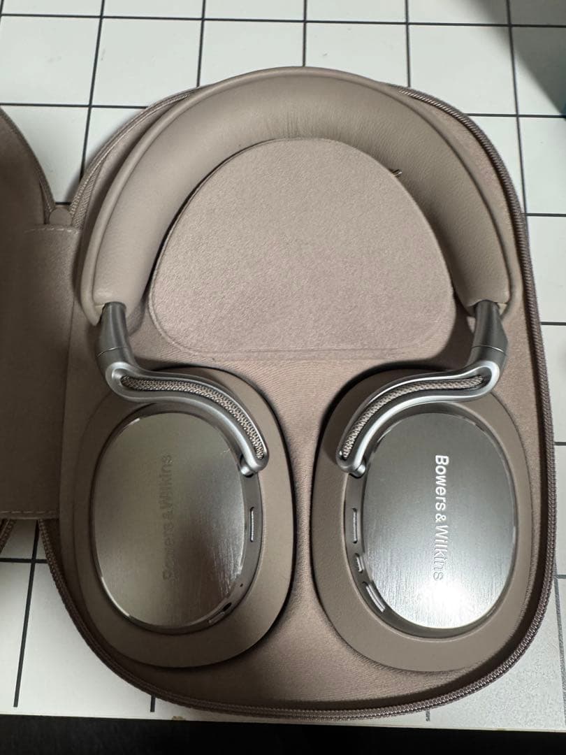 Bowers & Wilkins PX8s2ワイヤレスヘッドホン　値下げ中❗️
