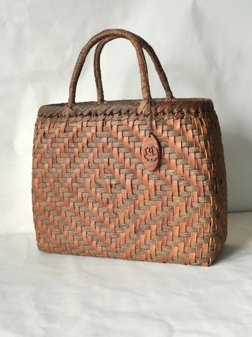 しの　希少天然素材 　沢胡桃かごバッグ　籠バック