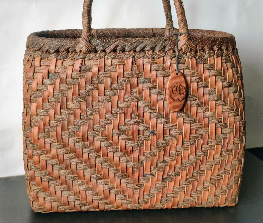 しの　希少天然素材 　沢胡桃かごバッグ　籠バック