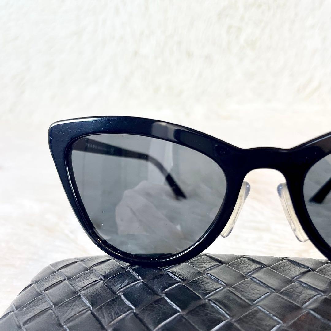 極美品　PRADA　サングラス　キャッツアイ　SPR01V　ブラックフレーム