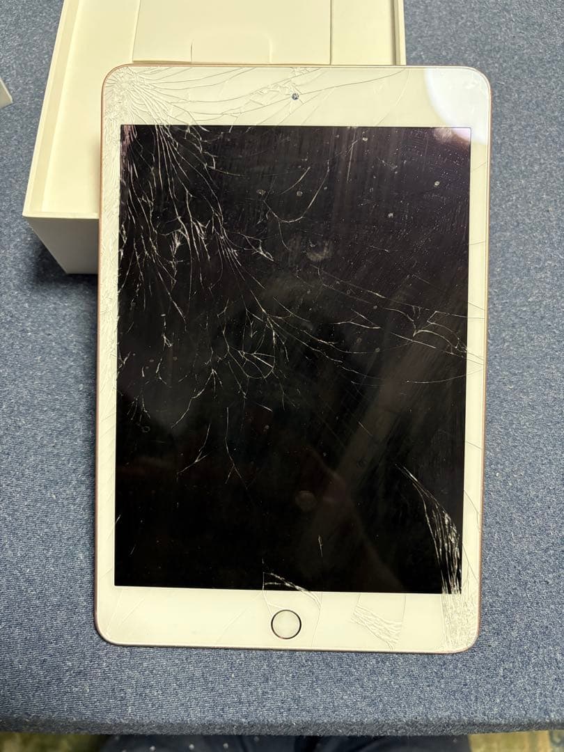 【ジャンク品】iPad mini 64GB第5世代 画面ひび割れ 箱、付属品付