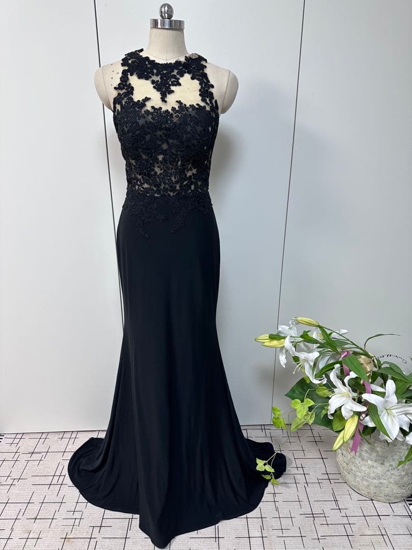 黒のレース装飾フィット＆フレアドレス