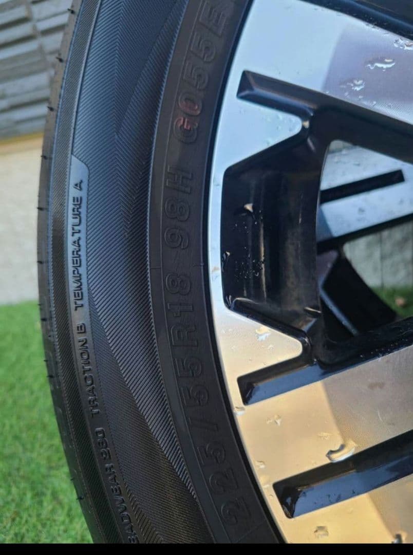 デリカ　D5　純正タイヤホイールセット　4本　ナット付き