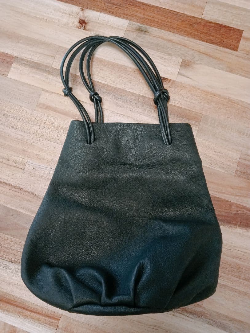 CLASKA ブラックレザーバッグ Sac de lacet