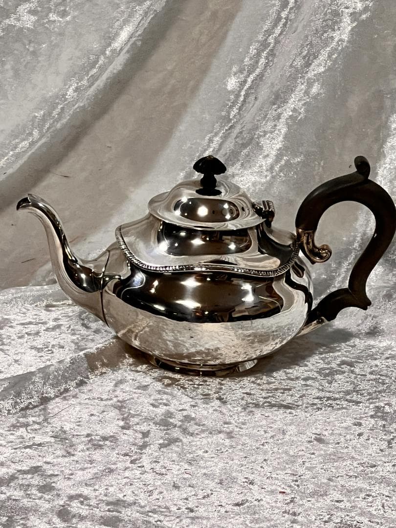 シルバーティーポット　刻印あり　1902年10月22日　製作1901年