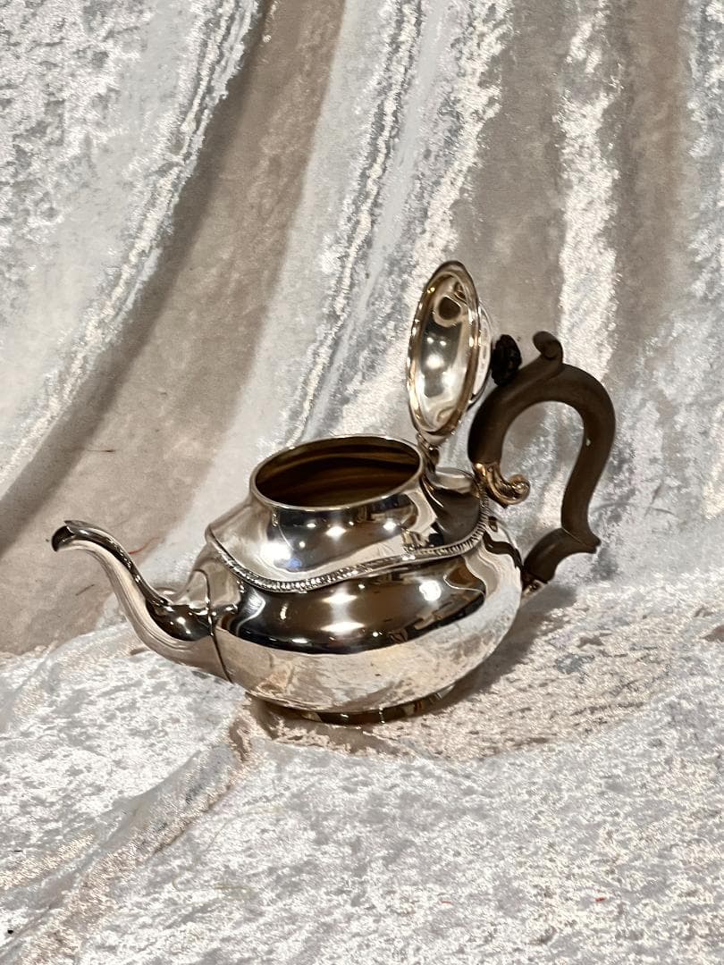シルバーティーポット　刻印あり　1902年10月22日　製作1901年