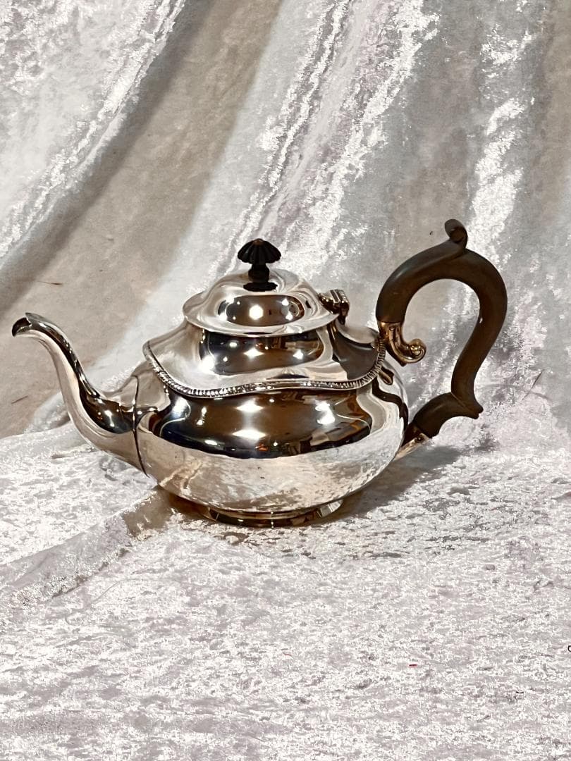 シルバーティーポット　刻印あり　1902年10月22日　製作1901年