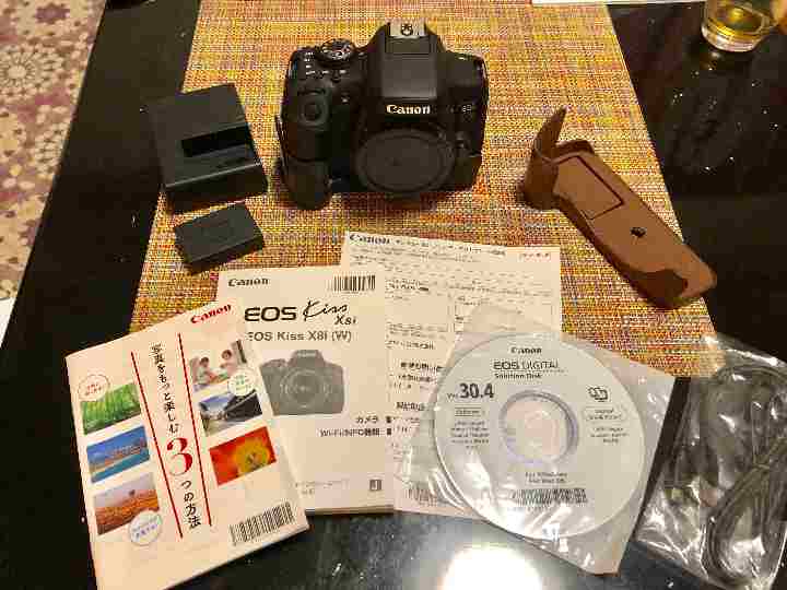 【新品同様】Canon EOS kiss X8i 本体(ボトムケース× 2付き)