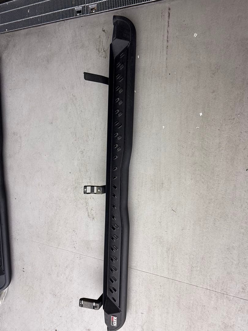 掲載期間12月6日まで！ハイラックス GR サイドステップ ブラック 2個セット