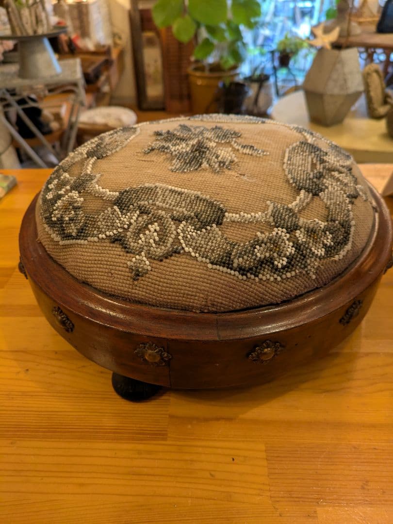 ビーズ刺繍フットレスト