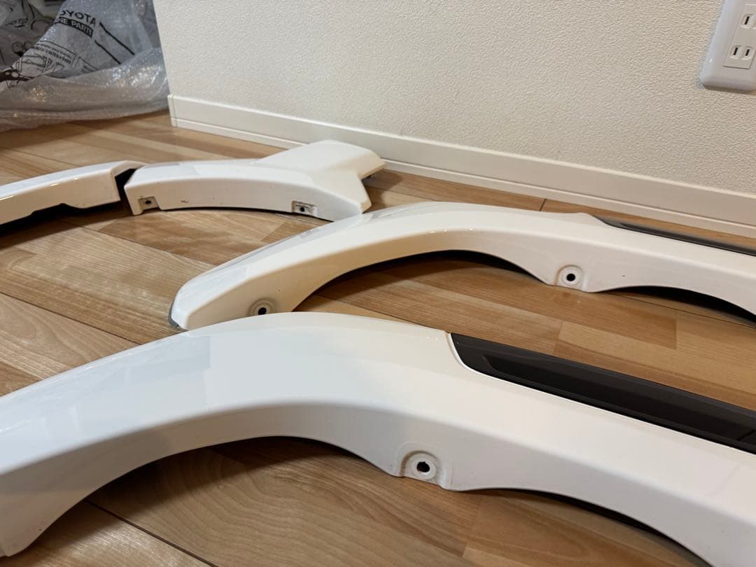 ハイラックスGRスポーツ　純正オーバーフェンダー