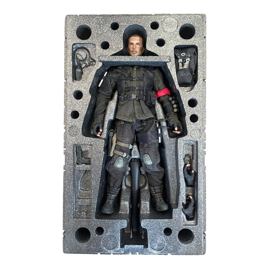 HOT TOYS ターミネーター4 ジョンコナー ファイナルバトルバージョン