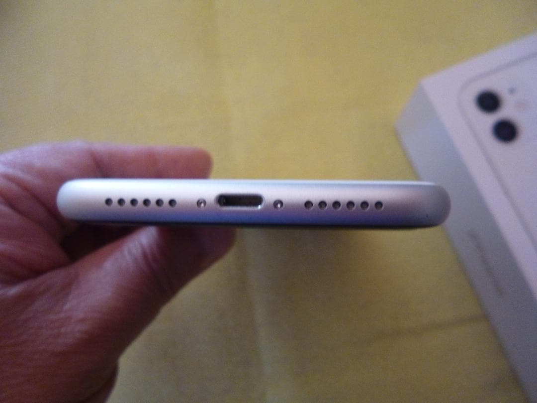 iPhone 11 ホワイト 128GB SIMフリー 美品