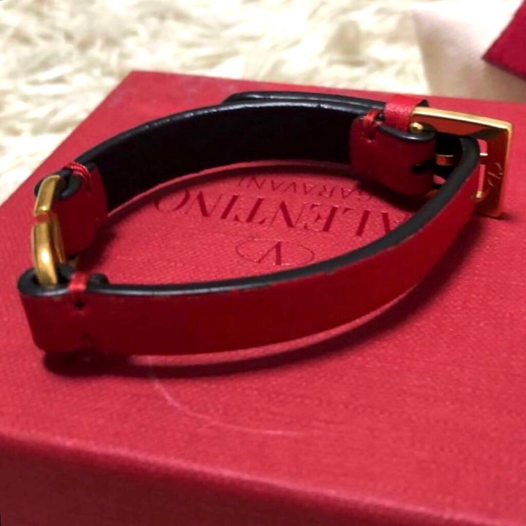 未使用級✨ヴァレンティノ　Vロゴ レザーバングル　ブレスレット レッド
