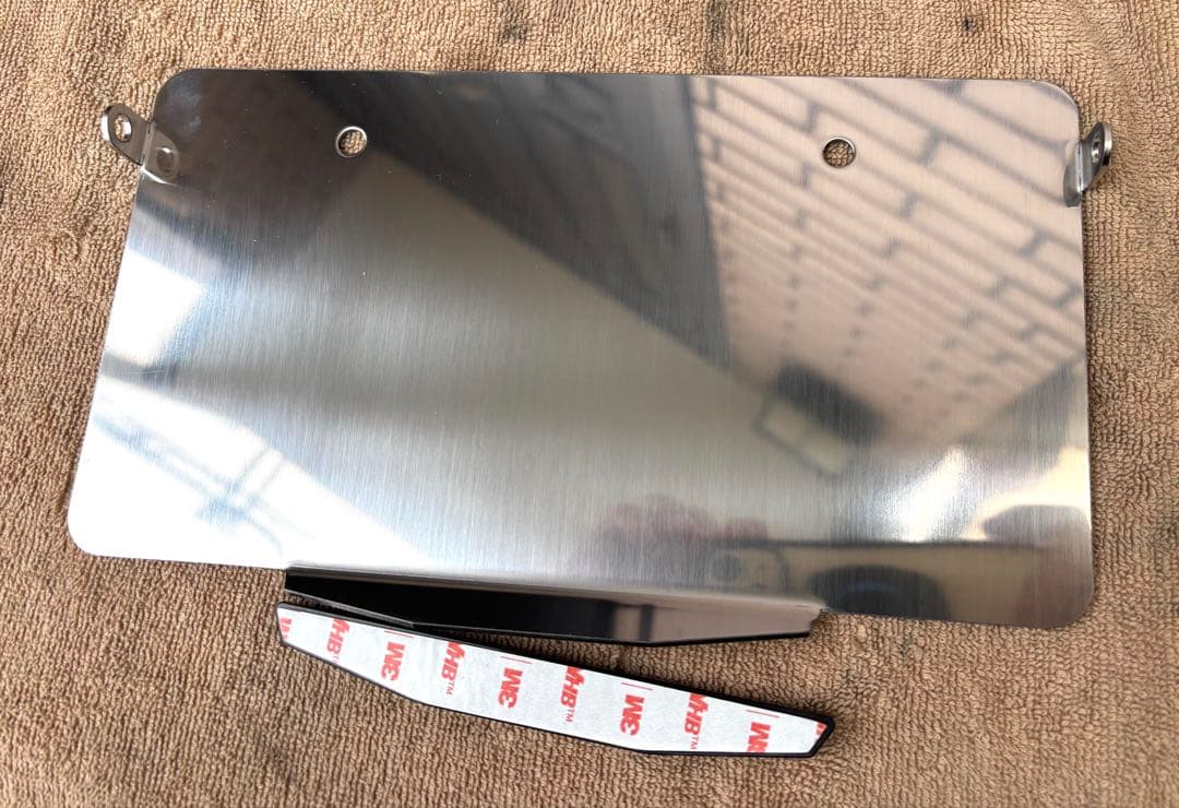 スペース　ポリッシュナンバー敷板とフェンダーレスブラケット