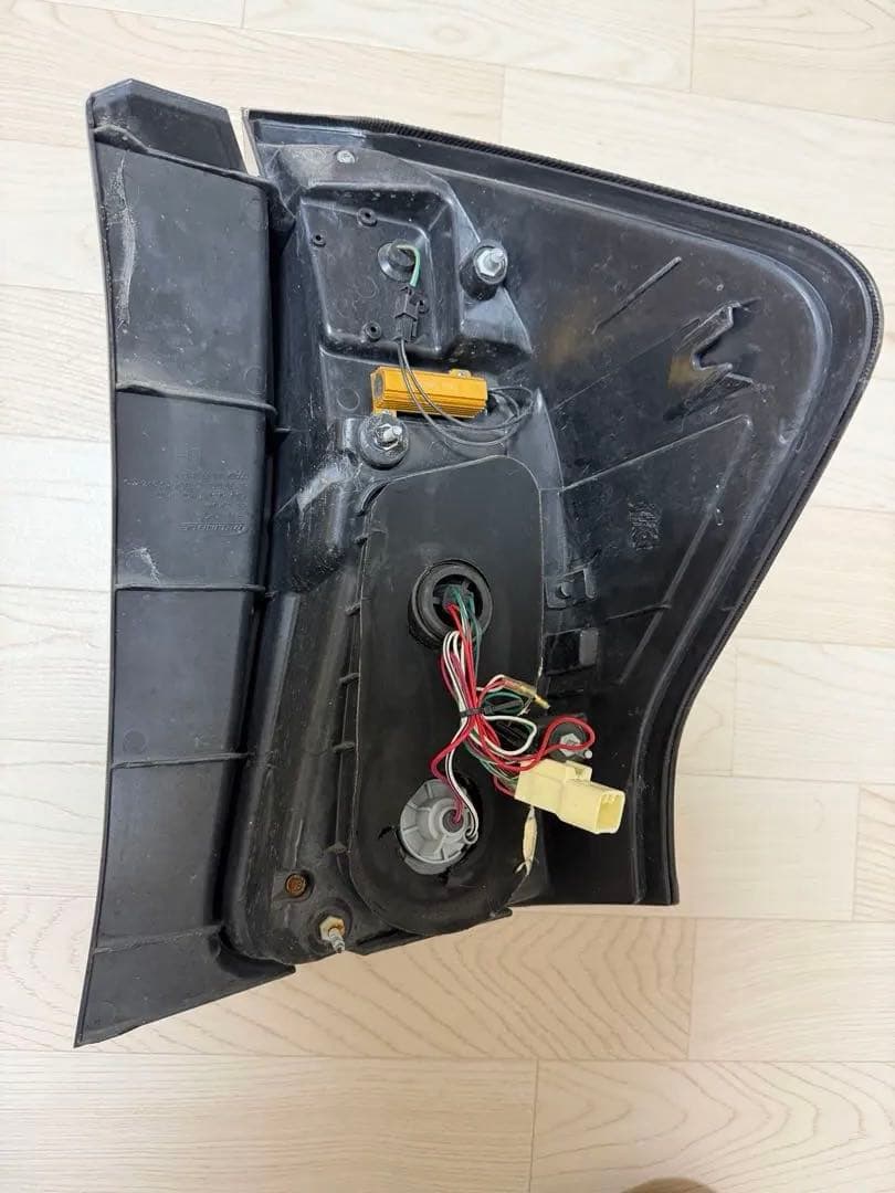 プリウスα REVIER テールランプ ブラック/レッド レンズ