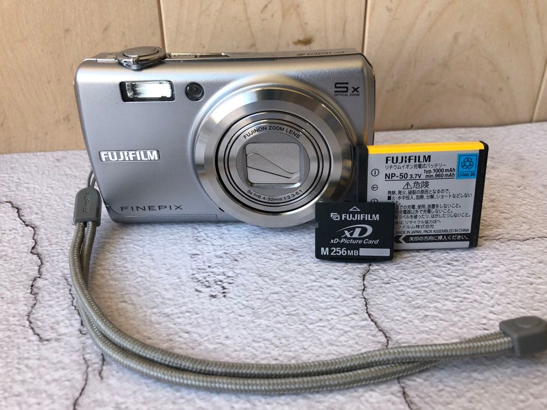 FUJIFILM finepix F100fd デジカメ (D8)