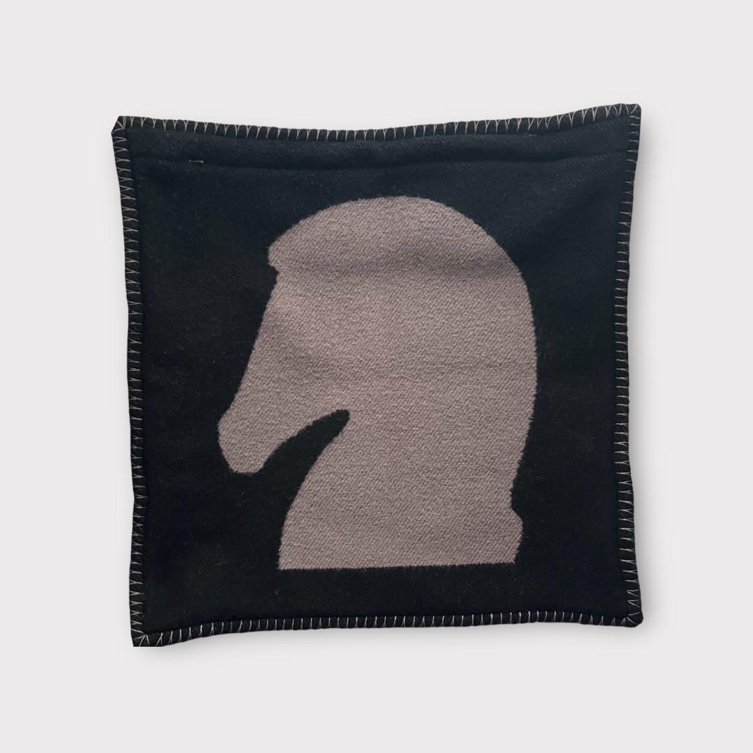 エルメスチェスナイトシルエットクッションカバー