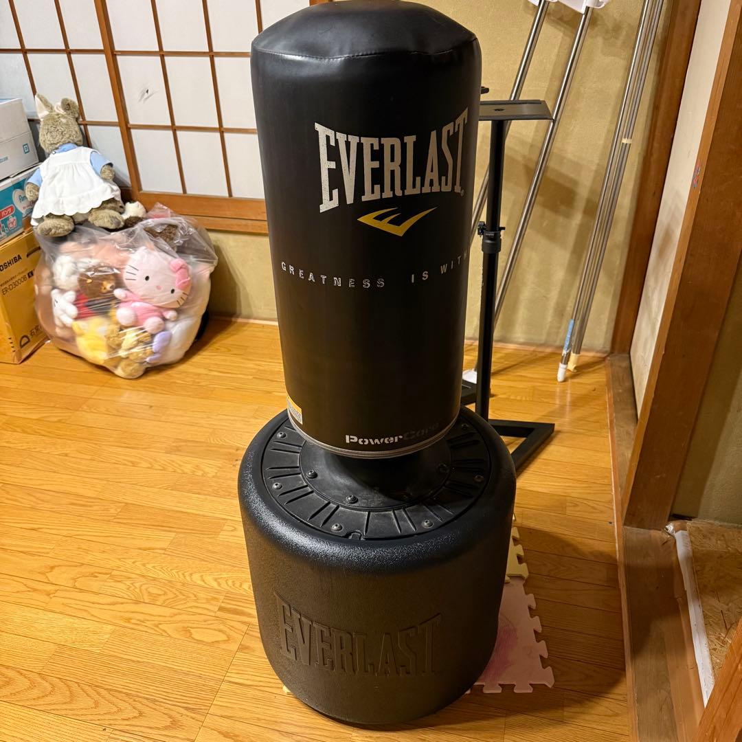スタンド式のEVERLAST PowerCoreサンドバッグ