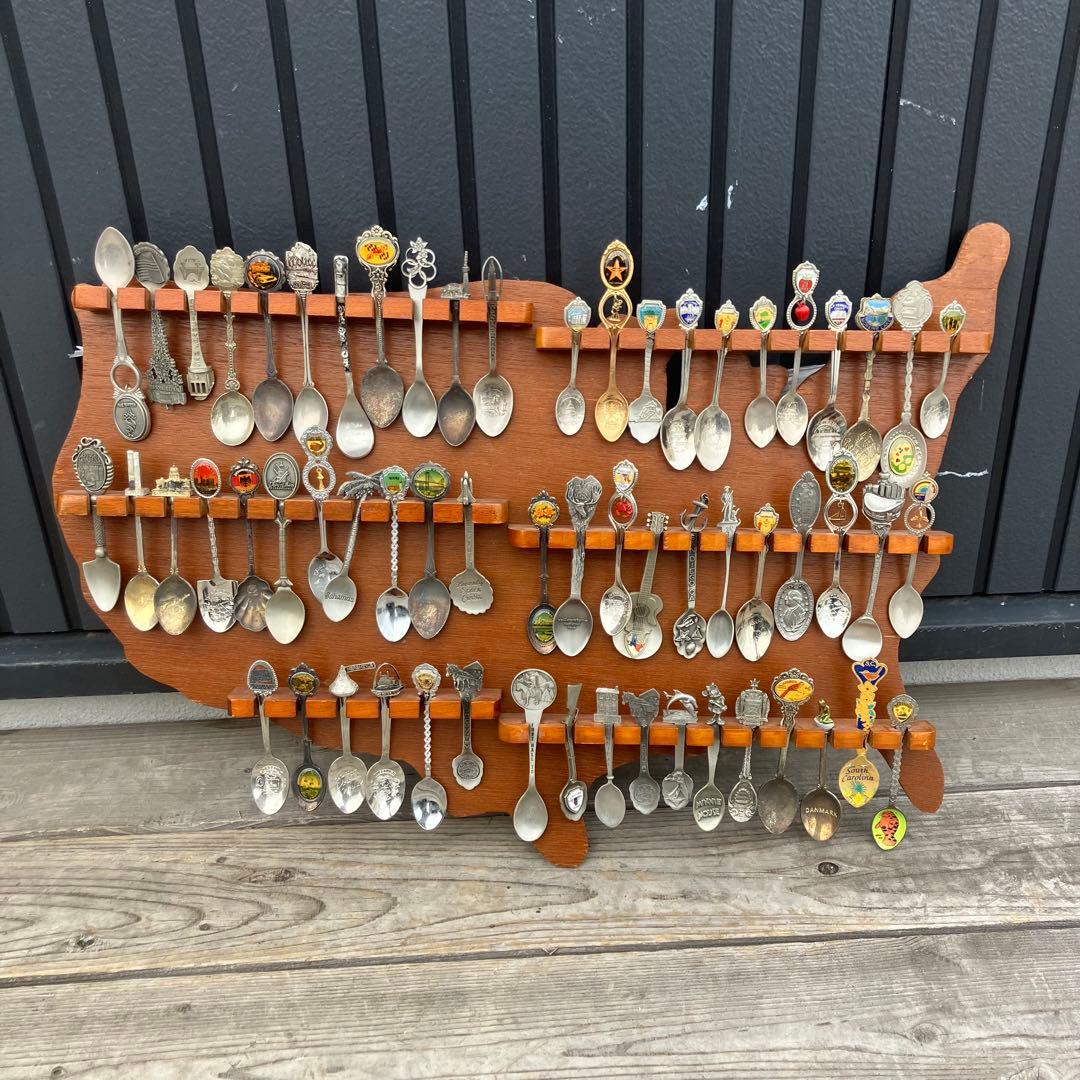 ① ヴィンテージ アメリカ地図型台座付き スーベニアスプーンコレクション 61本