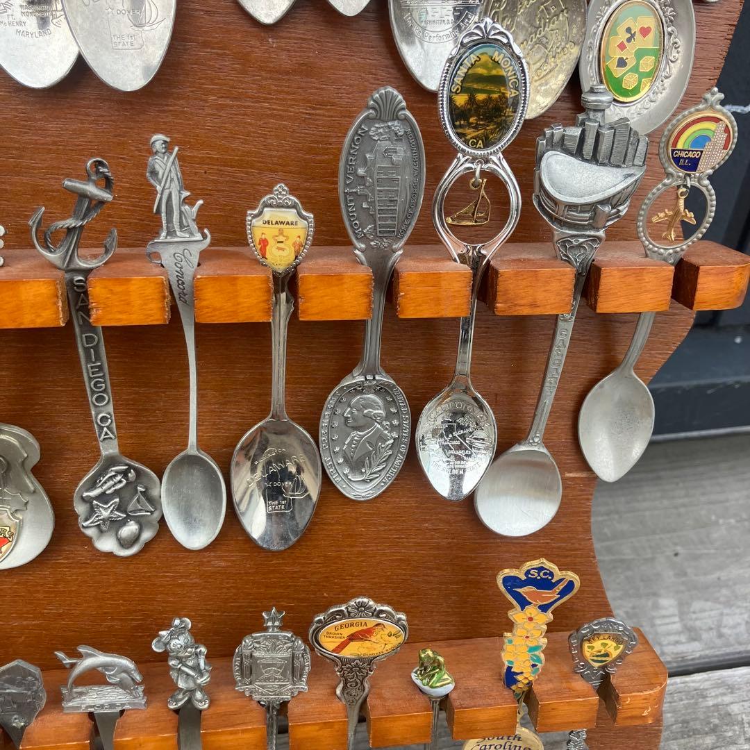 ① ヴィンテージ アメリカ地図型台座付き スーベニアスプーンコレクション 61本