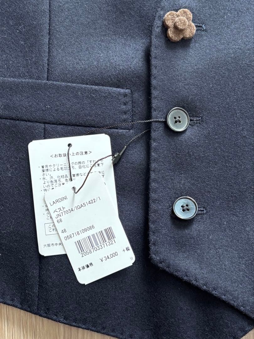 タグ付き未使用品！LARDINI ダブルジレ ブートニエール付き