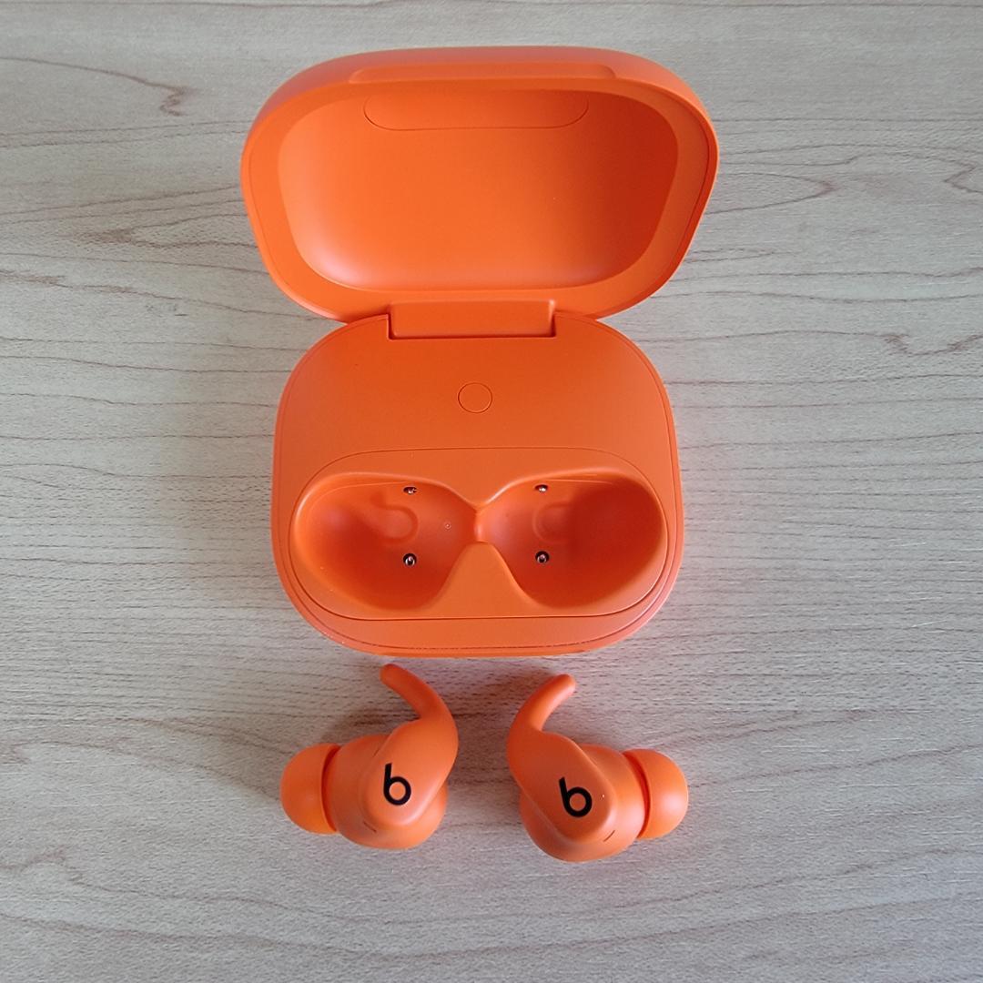 【ほぼ新品】Powerbeats Fit スパークオレンジ