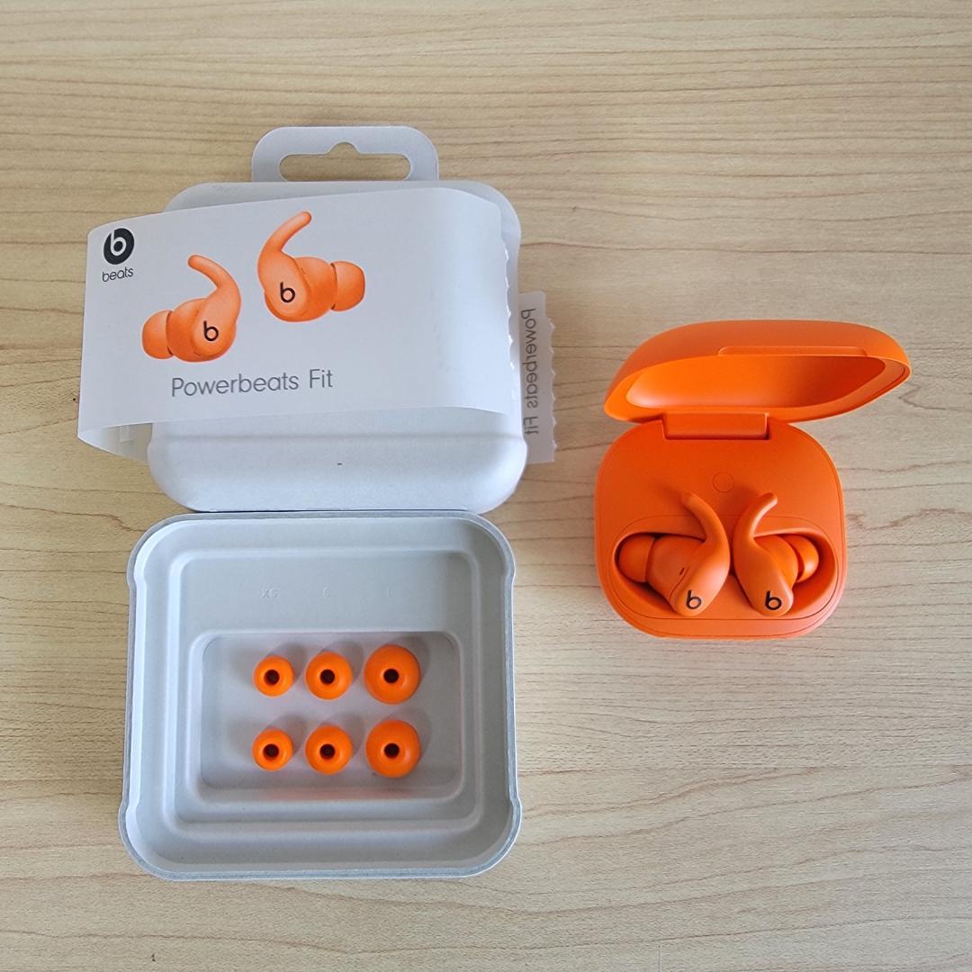 【ほぼ新品】Powerbeats Fit スパークオレンジ