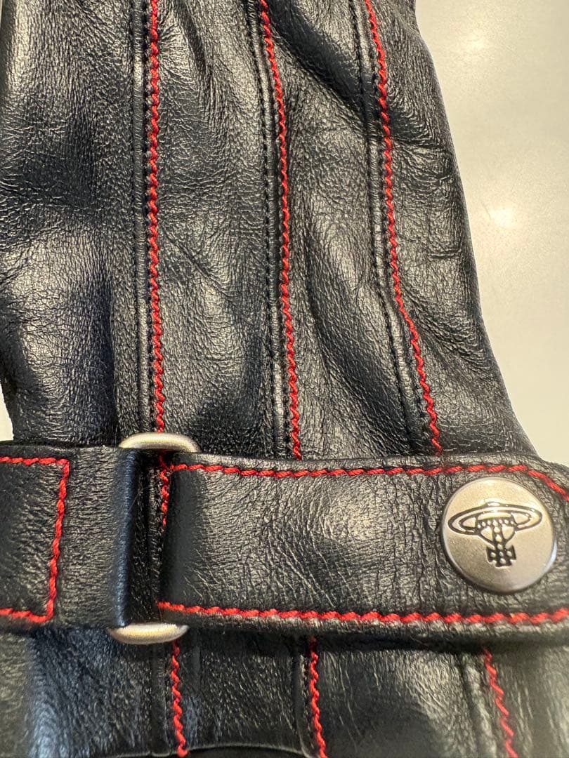 ⭐︎新品未使用⭐︎ヴィヴィアンウエストウッド黒レザー手袋赤いステッチ バックル付き