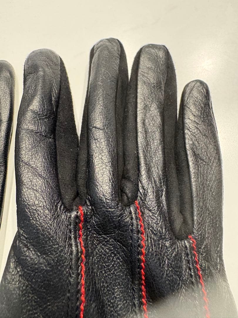 ⭐︎新品未使用⭐︎ヴィヴィアンウエストウッド黒レザー手袋赤いステッチ バックル付き