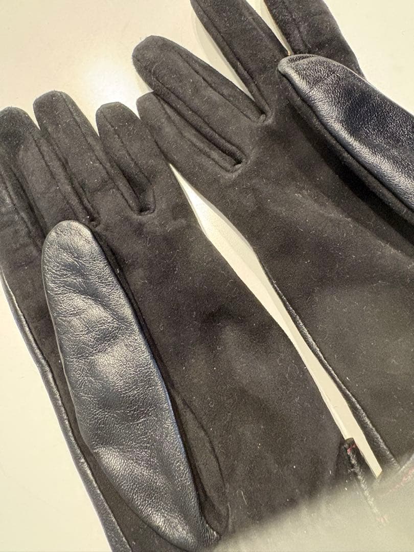 ⭐︎新品未使用⭐︎ヴィヴィアンウエストウッド黒レザー手袋赤いステッチ バックル付き