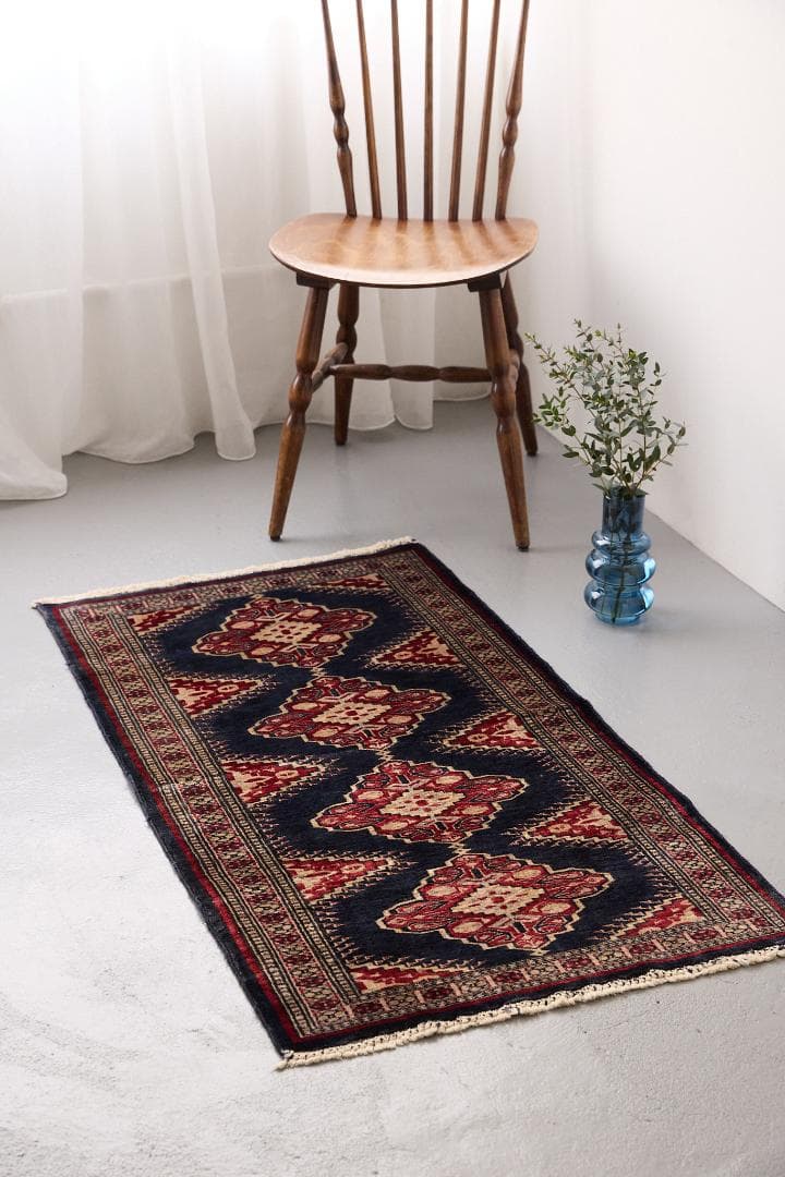 ヴィンテージラグ　トライバルラグ　パキスタン産（125×62cm）紺　赤　黒