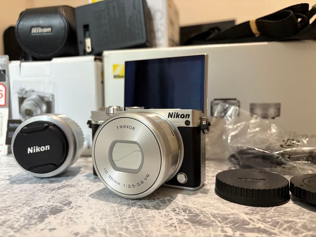 『k』Nikon 1 J5 ミラーレス一眼　ズーム&ダブルレンズキット