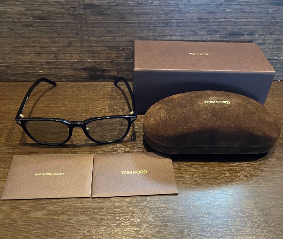 TOM FORD サングラス FT1040-D ウェリントン型