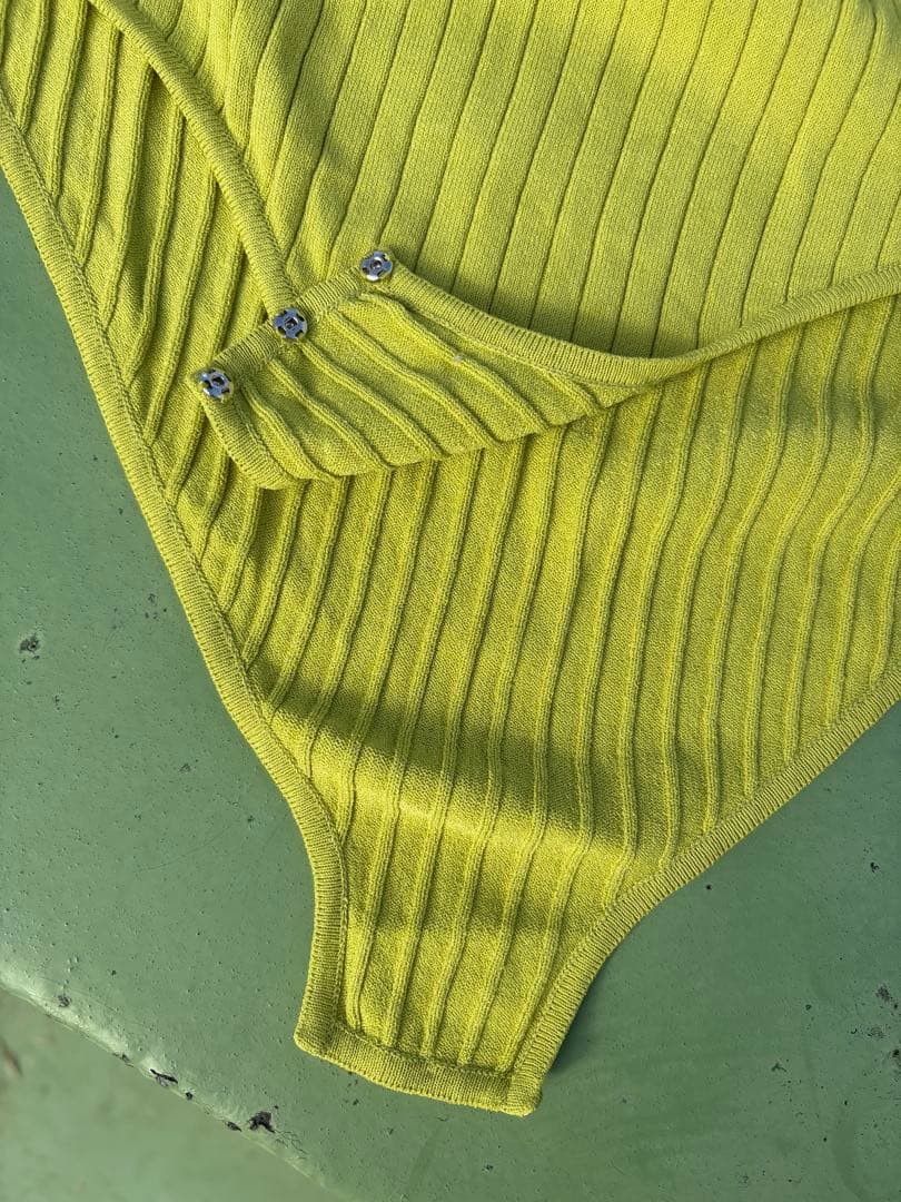 リブ編み ライムグリーン タートルネック ボディスーツ　FUMIKAUCHIDA