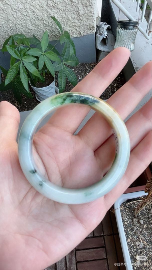 本翡翠　日本鑑別書付き個性的、レア色合いバングル