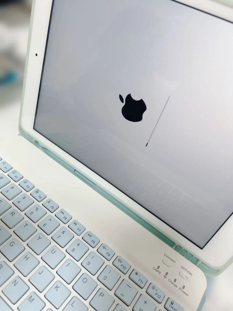 【中古品】Apple iPad 第7世代　カバーキーボード付