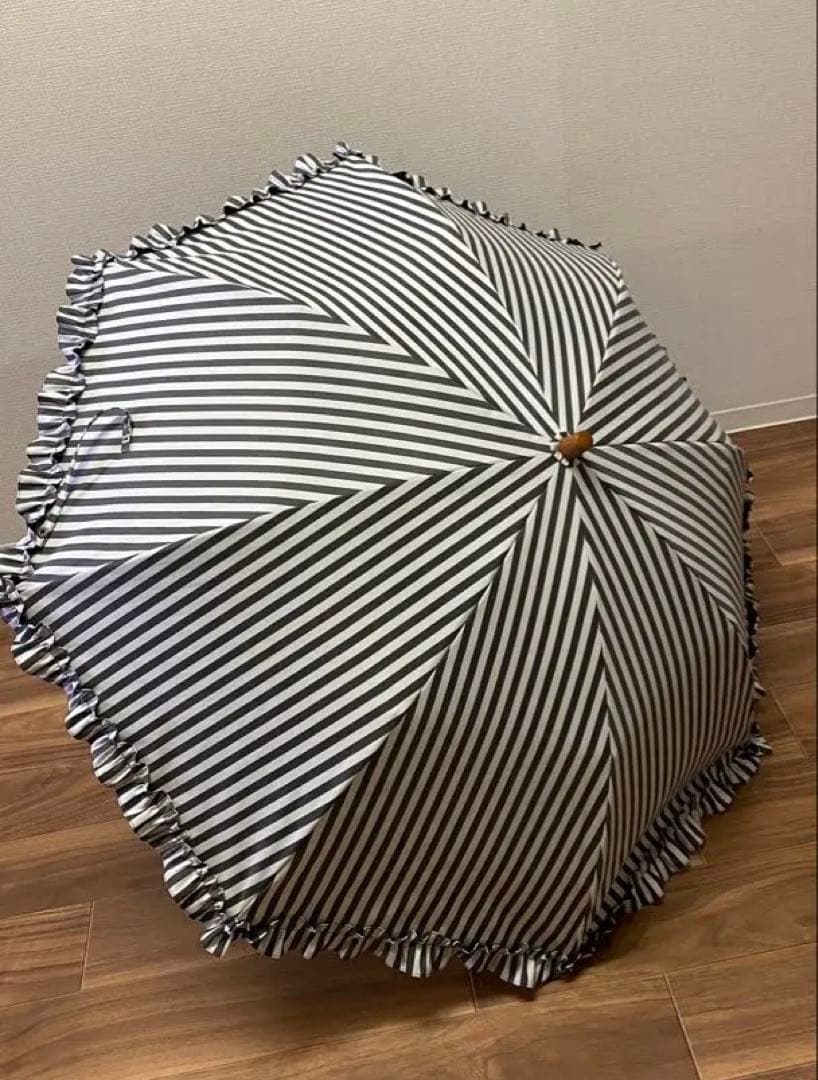 【サンバリア100】ストライプ柄フリル付き日傘
