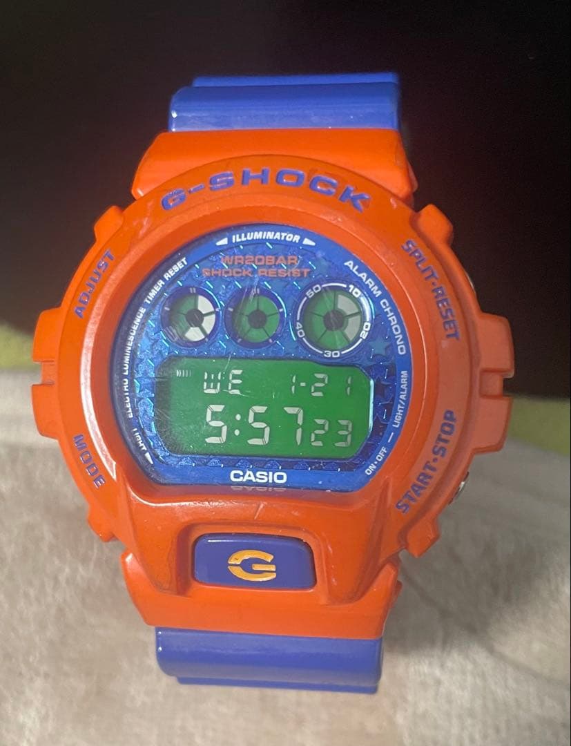 CASIO G-SHOCK デジタル腕時計（オレンジ×ブルー）
