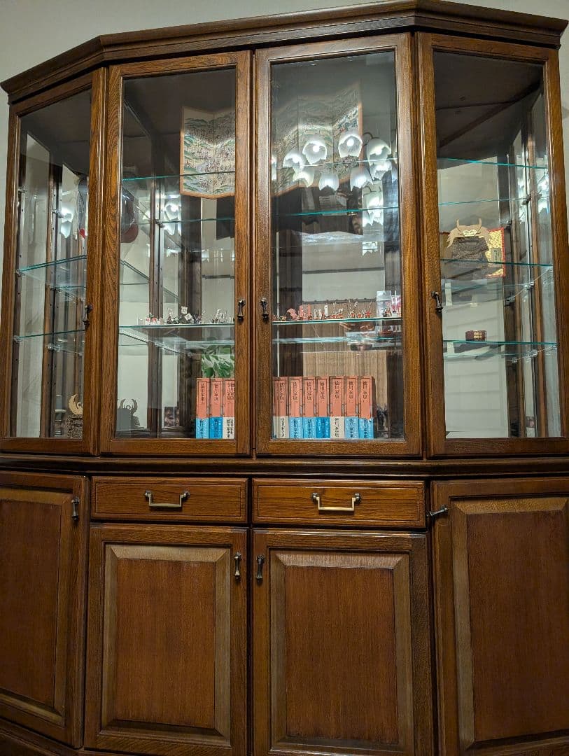 木製ブラウンキャビネット ガラス扉付き