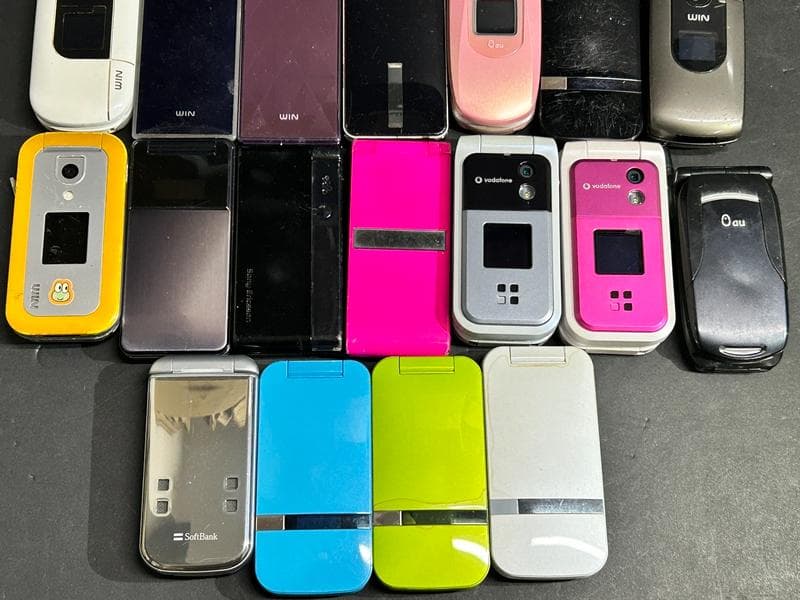 大量 携帯電話 ガラケー docomo/au 他 25台 ジャンク 部品取り