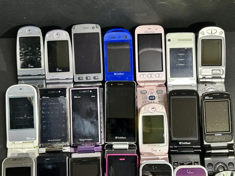 大量 携帯電話 ガラケー docomo/au 他 25台 ジャンク 部品取り