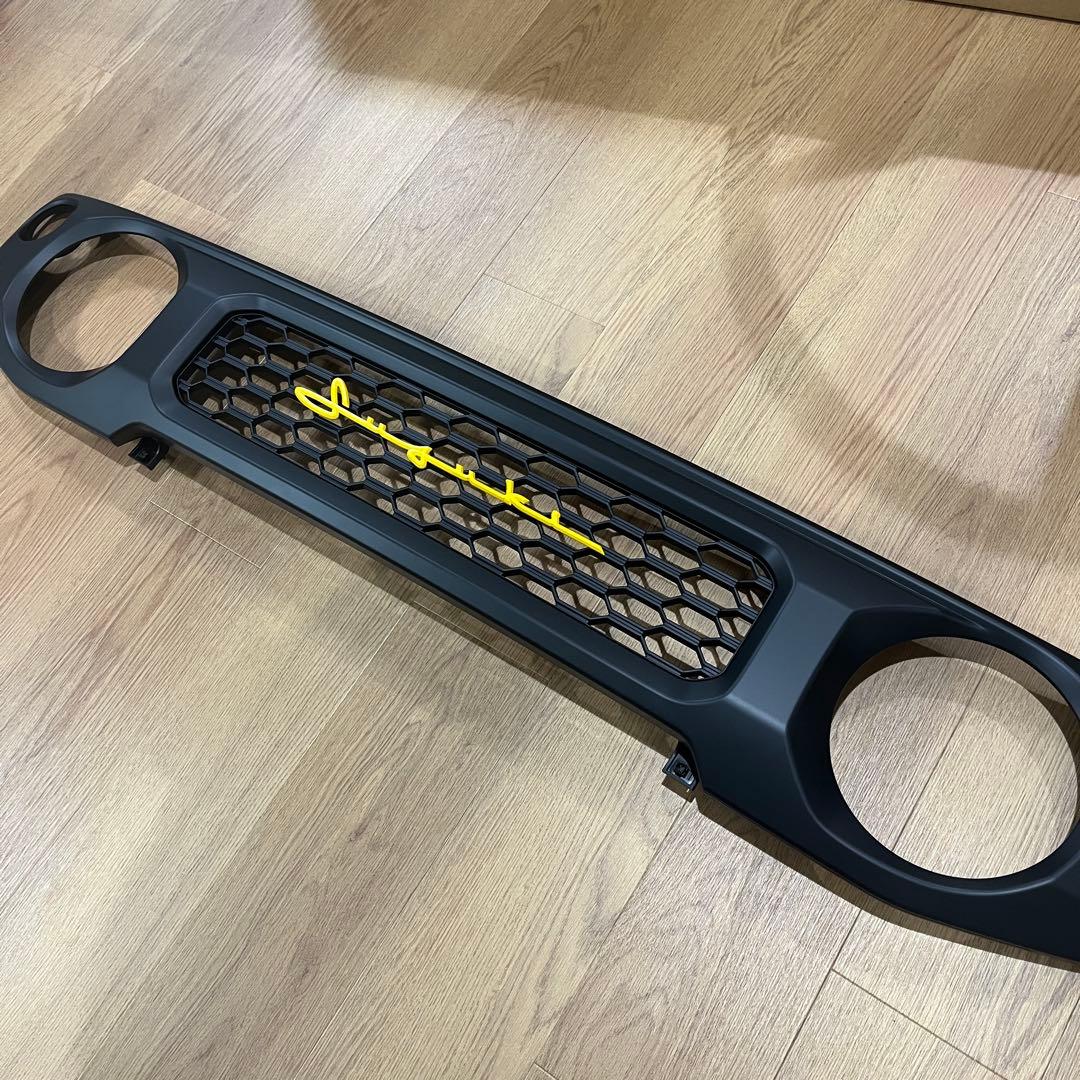 ジムニー JB64W JB/JC74W フロントグリル　筆記体イエローエンブレム