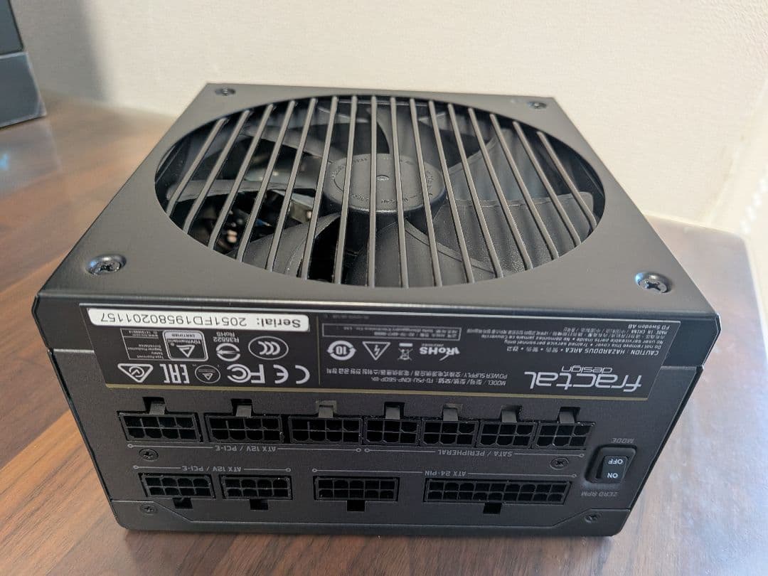 Fractal ION+ 560P 電源ユニット