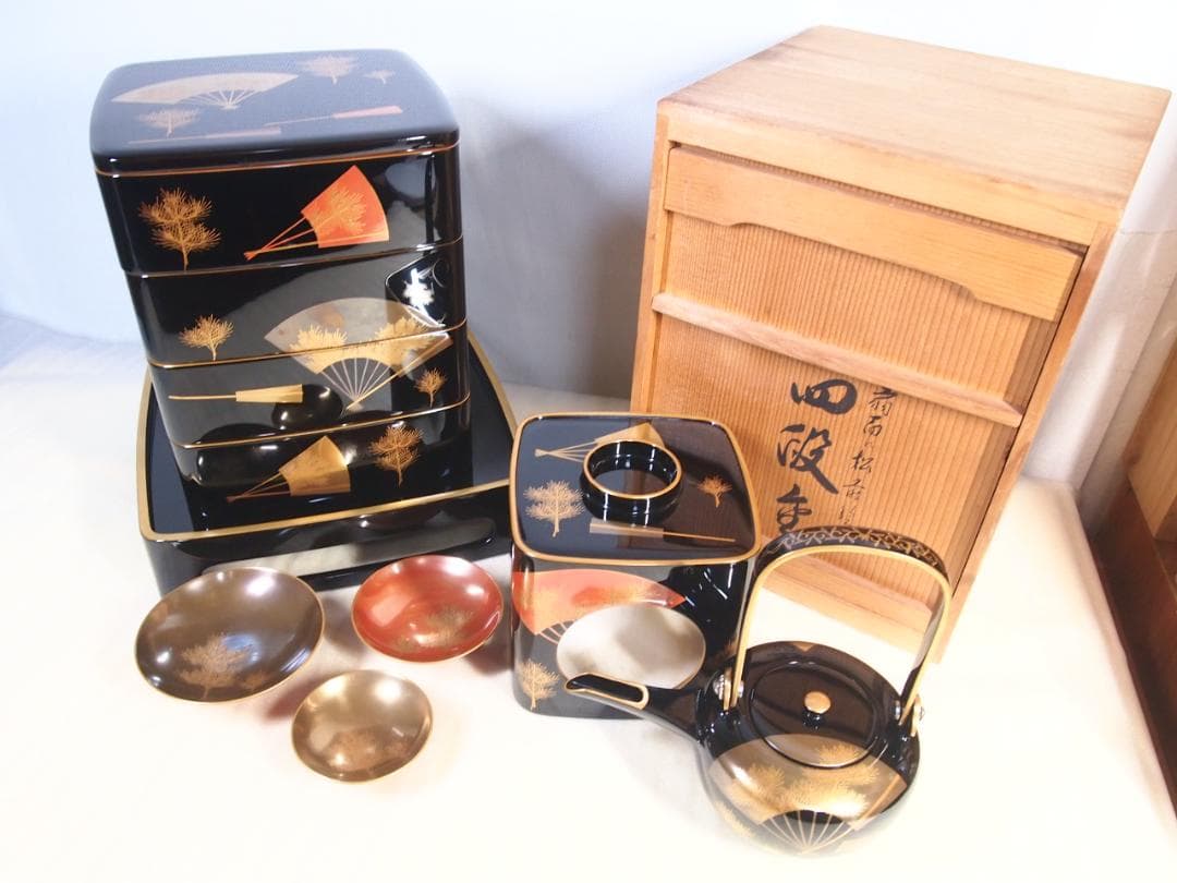 【美品】輪島塗 わじま慶塚 扇面に松蒔絵 四段重箱 台付き＆屠蘇器 お重/酒器